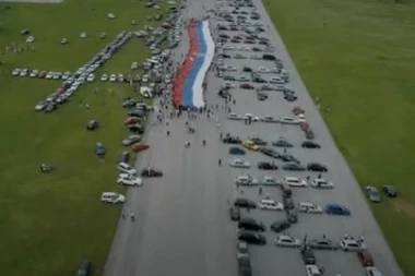 MOĆNA PORUKA IZ BERANA! Kada vidite kako je poređano 500 automobila na aerodromu NAJEŽIĆETE SE!