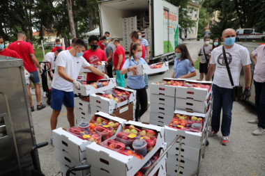Kovid bolnicama u Srbiji Mozzart isporučio više od 20 tona svežeg voća i prirodnih sokova