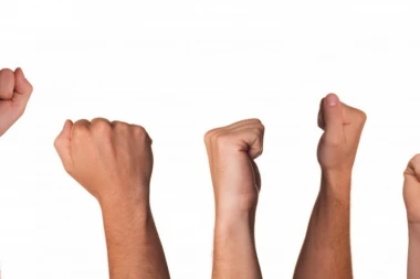 (VIDEO) VRATIO SE NAJLJUĆI OPOZICIONAR: PRIMIO 16 METAKA, SKRAĆENA NOGA, ALI BORBA U SRCU SE NE GASI