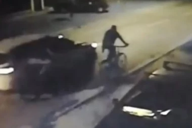 (VIDEO) Kolima naleteo na biciklistu, PA POBEGAO SA MESTA NESREĆE! Kamere sve ZABELEŽILE