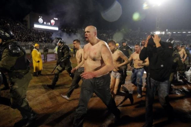 DELOVANJE HRVATSKE TAJNE SLUŽBE SOA U SRBIJI: Hrvati plaćaju za haos na tribinama!