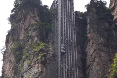 (VIDEO) Da li biste smeli da se provozate najvišim liftom na svetu?