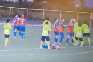 (VIDEO) KO KAŽE DA ŽENSKI FUDBAL NIJE ZANIMLJIV? Luda tuča fudbalerki, ne zna se ko koga bije!
