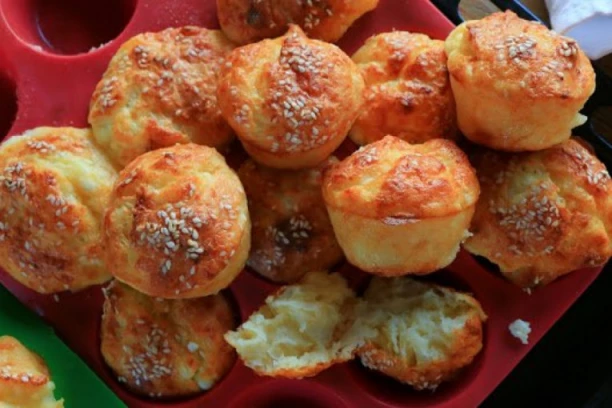 (RECEPT) Pita mafini sa sirom: Sočne, rupičaste i veoma ukusne