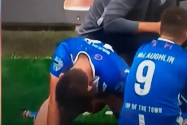 (VIDEO) PREKRSTITE SE TRUPUT: Dok je trener crtao akciju, on bez pardona izvršio nuždu na terenu!