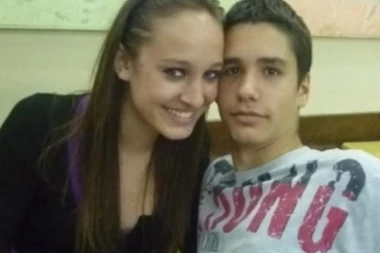 (FOTO) SA NJIM JE IZGUBILA NEVINOST: Isplivala fotka Lune i njenog prvog dečka u LJUBAVNOM ZANOSU!