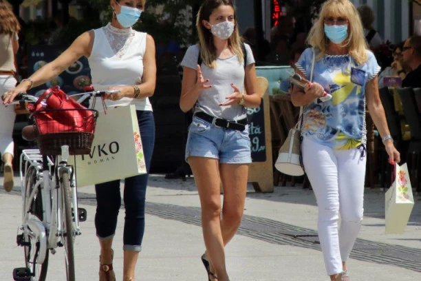 (FOTO) OVAKVU MASKU DOSAD NISTE VIDELI: Žena u Novom Sadu prošetala neobičnu SKALAMERIJU na licu! A tek da vidite dodatak za bradu