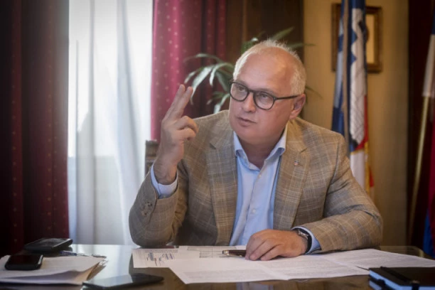 Vesić: Marković napada Kusturicu zbog spomenika Stefanu Nemanji, a seriju "Nemanjići" koja je bila fijasko podržao!