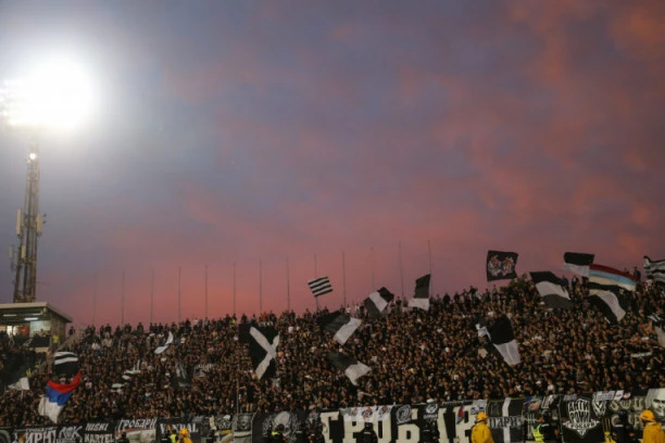 (FOTO) "GROBARI" ODUŠEVLJENI: Pao POTPIS u Humskoj!