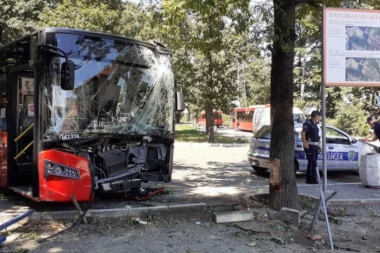(FOTO, VIDEO) DETALJI NESREĆE NA MILJAKOVCU: Ovako se sve odigralo, vozač uspeo da izbegne stajalište puno ljudi!