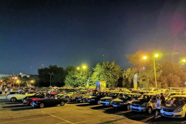 Kao u američkim filmovima: Prva projekcija u bioskopu "drajv in"