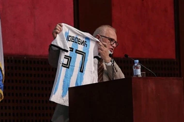 Ulica Blagoja Jovovića je istorijska i ljudska pravda: Vesić na sednicu doneo majicu sa natpisom "Jovović 57 Argentina"