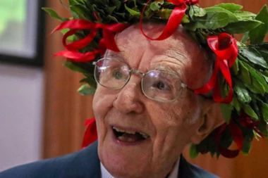 (FOTO) IDOL VEČITIH STUDENATA: Italijan diplomirao na pragu 100 GODINA!