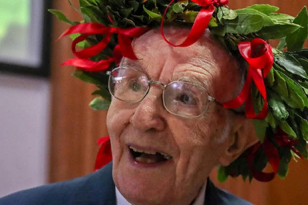 (FOTO) IDOL VEČITIH STUDENATA: Italijan diplomirao na pragu 100 GODINA!