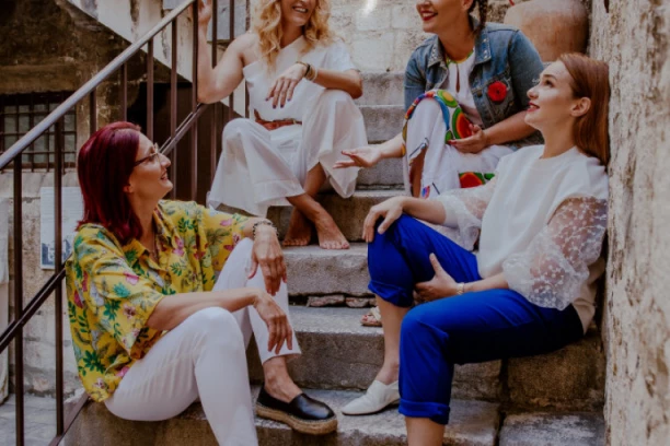 FRAJLE SE OPROSTILE OD SVOJE ČLANICE! Fanovi benda šalju poruke podrške!