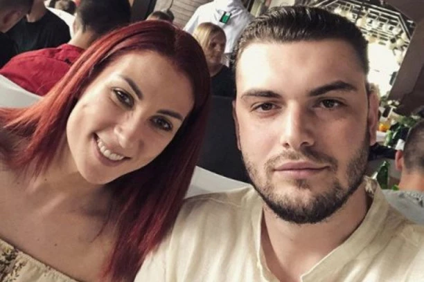 (FOTO) TOMA PANIĆ VERIO NADEŽDU BILJIĆ: Maneken pao na kolena, njenoj SREĆI NEMA KRAJA, odmah pokazali PRSTEN!