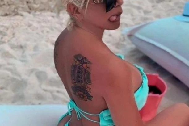 (HOT FOTO) KAKVA KIM KARDAŠIJAN POGLEDAJTE DARU! Jedva spakovala grudi u bikini, struk nikad uži, a kukovi POHOTNO MAME! - PAŠĆE VAM VILICE DO PODA!
