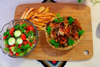 (RECEPT) Medena piletina u kori od dinje ili bundeve