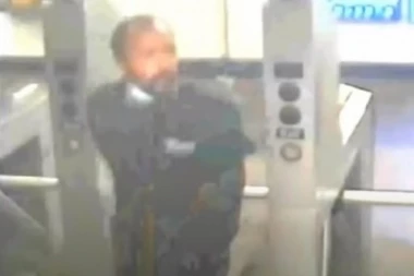 Užas na Menhetnu! Crnac gurnuo Srpkinju na šine metroa!