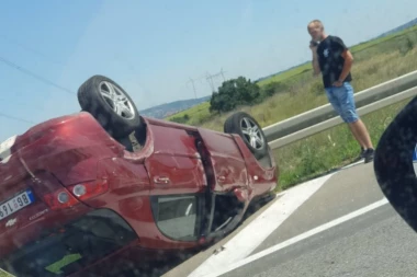 Lančani sudar na Ibarskoj, od siline udarca jedan automobil završio je na krovu