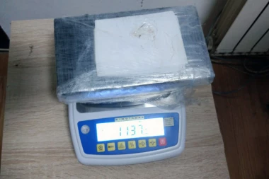 UDARIO NA POLICAJCE, OŠTETIO TRI VOZILA: Uhapšen diler kokaina posle FILMSKOG SCENARIJA