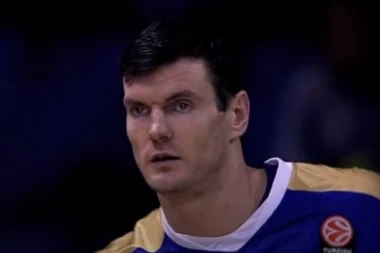 (VIDEO) SKANDALČINA: Čuveni centar brutalno nokautirao protivnika na meču!