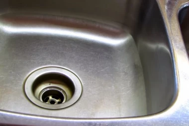 OVAKO ĆETE SAČUVATI ODVOD OD MASTI I ULJA: Spas za svaku sudoperu, a treba vam nešto što svi imate u kuhinji!