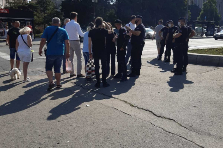 (FOTO) CIRKUSANT IZVODI NOVU PREDSTAVU: Saša Radulović SE OBRUKAO ispred Skupštine!