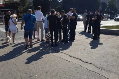 (FOTO) CIRKUSANT IZVODI NOVU PREDSTAVU: Saša Radulović SE OBRUKAO ispred Skupštine!