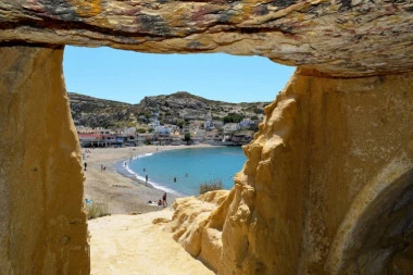 (FOTO) Prva sertifikovana covid-free plaža u Grčkoj: Svi očarani njenom lepotom, ali to nije jedina prednost!