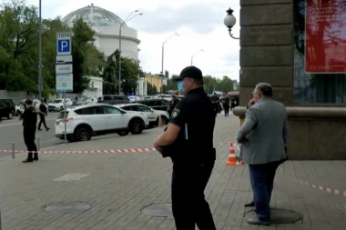 (VIDEO) PANIKA U KIJEVU: Muškarac preti bombom, pregovori u toku!