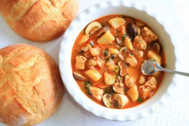 (RECEPT) Krompir paprikaš sa šampinjonima i belim mesom