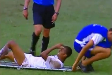 (VIDEO) TRAGIKOMEDIJA: Hteo da iznese povređenog igrača na nosilima, pa mu SEO na GLAVU! Zatim je sve PONOVIO