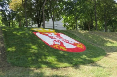 Za toplu dobrodošlicu svakoga ko uđe u Beograd: Završen grb Srbije pored auto-puta kod Geneksa
