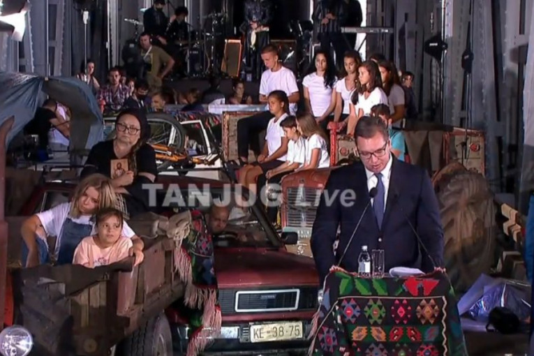 (VIDEO) POMEN ŽRTVAMA! Vučić: Nisu uspeli da zabrane da nosimo srpsko ime i prezime