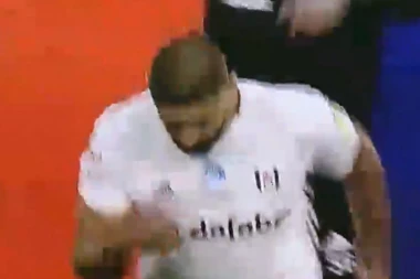 (VIDEO) LUDNICA NA VEMBLIJU! Ovo niste mogli da vidite na TV: Evo šta je Mitar uradio čim je KROČIO na teren!