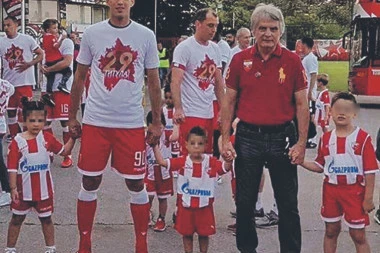 (FOTO) ESTRADA VOLI ZVEZDU: Deca pevača i glumaca počinju karijere na "Marakani"!