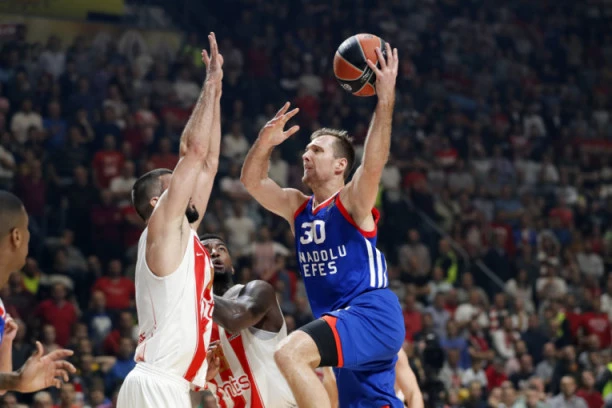 NOVI UGOVOR: Iskusni bek POTPISAO!