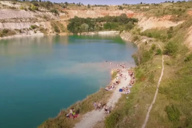 PLJUNULI NA PRIRODU! Prelepo jezero Bešenovo nakon navale posetilaca postalo OBIČNO SMETLIŠTE!