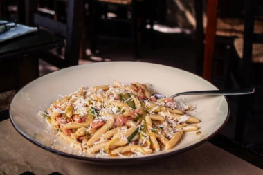 (RECEPT) Želećete duplu porciju: Preukusni makaroni sa slaninicom!