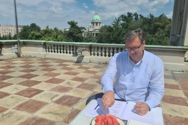 (FOTO) Ništa bez sremske lubenice: Evo kako se predsednik osvežava dok sprema važne planove i programe!