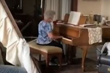 (VIDEO) Vera i nada jače od očaja: Libanska baka ušla u demoliran stan i sela za klavir, svi zanemeli!