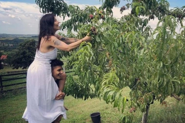 Ima milione, a ipak je rešila da živi na selu: Ovako se Elena Karić zahvaljuje prirodi i novom životu!