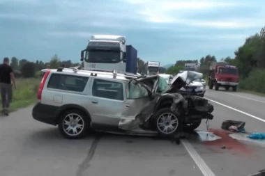 (UZNEMIRUJUĆI VIDEO) Jezive scene sa mesta nesreće kod Kruševca! Suvozač poginuo, vozači teško povređeni
