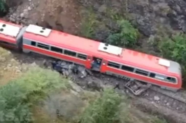 PUTNIČKI VOZ UDARIO U STENU! Haos kod Kraljeva: Saobraćaj zaustavljen