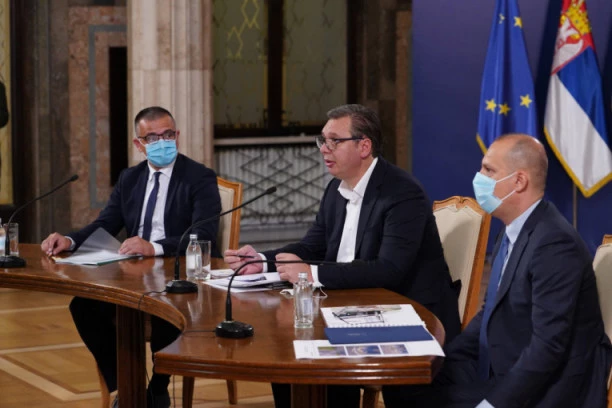 NE MOŽETE VI DA NAM DRŽITE LEKCIJE! Vučić zagrmeo na novinara N1: Predsednik objasnio zašto su konferenciji prisustovali Lončar i Nedimović