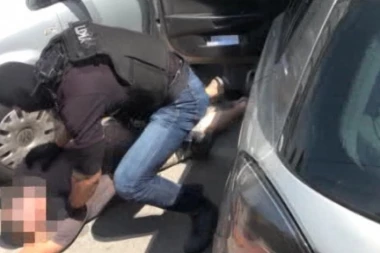 (VIDEO) MUNJEVITE AKCIJE BEOGRADSKE POLICIJE! Specijalci upadali u kuće dilera, pronađeno BRDO droge