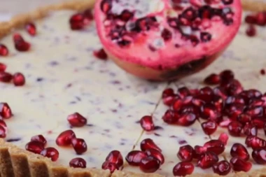 (RECEPT) Plazma tart sa belom čokoladom i brusnicom