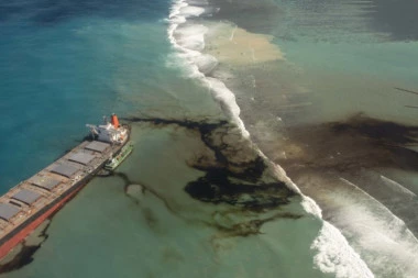 Ekološka katastrofa! 1.000 tona nafte već prosuto u netaknutu prirodu! Strahuje se da se brod ne slomi na pola i izazove veći problem