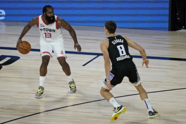 TOTALNO POLUDEO: Harden gađao loptom saigrača, hteo fizički obračun!